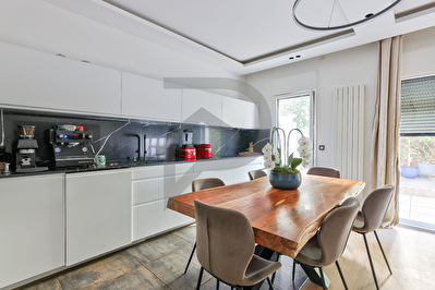 Appartement 4 pièce(s) 93.19 m2  avec extérieur - Suresnes