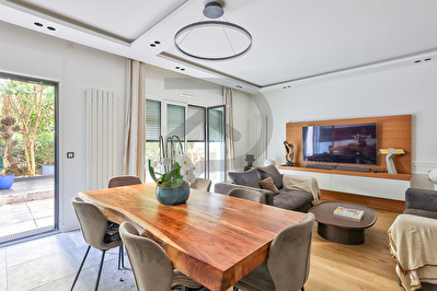 Appartement 4 pièce(s) 93.19 m2  avec extérieur - Suresnes