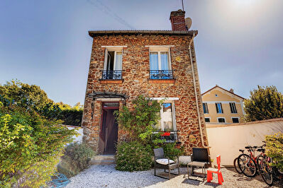 Maison meulière -3 chambres - Jardin - À 300 m du RER C