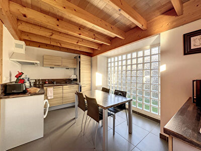 Maison atypique rénovée avec grand terrain arboré à Saint-Avertin