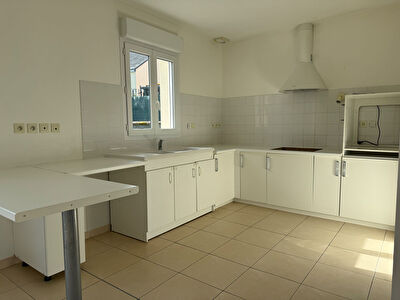 Maison de 2009, 3 chambres, terrain de 1000 m² à Cinq-Mars-la-Pile