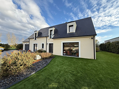 Maison familiale 4 chambres avec piscine, garage et beaux volumes