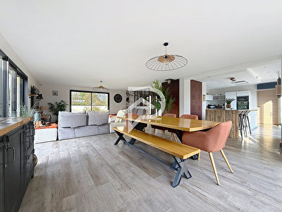 Maison familiale 4 chambres avec piscine, garage et beaux volumes