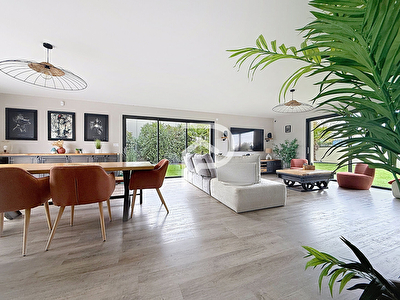 Maison familiale 4 chambres avec piscine, garage et beaux volumes