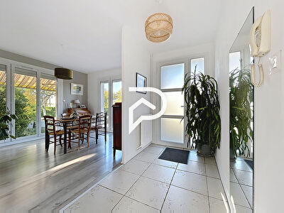 Maison familiale avec vie de plain-pied , proche commerces et transports à Chambray-lès-Tours