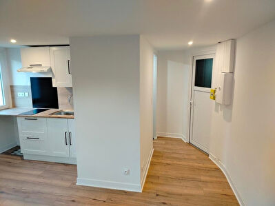 Grand studio de 27 m2 refait à neuf  sur les hauteurs de VILLERS LE LAC