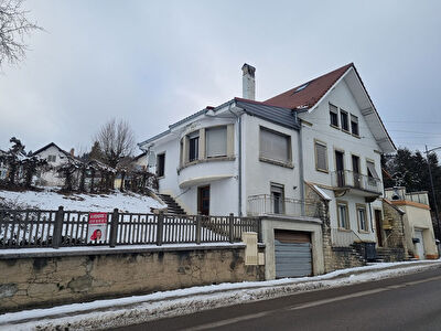 Maison composée de trois appartements + terrain - Morteau85 m2