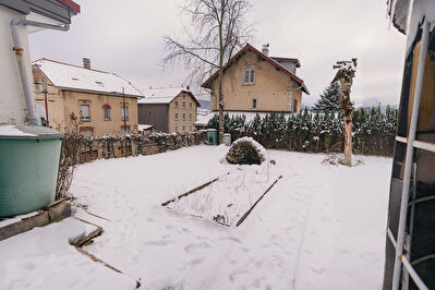 Maison composée de trois appartements + terrain - Morteau85 m2