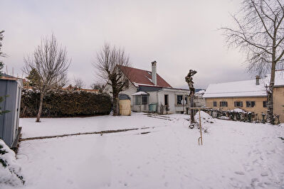 Maison composée de trois appartements + terrain - Morteau85 m2