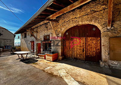 Maison en pierre avec grange attenante