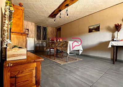 Maison en pierre avec grange attenante