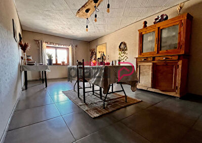 Maison en pierre avec grange attenante