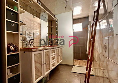 Maison en pierre avec grange attenante