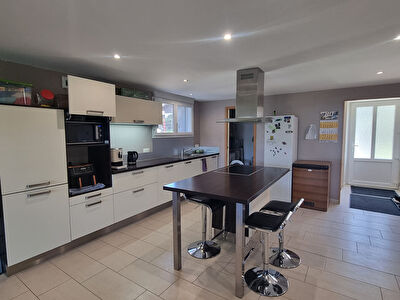 110 m² - 3 chambres - 2 terrasses sans vis-à-vis - cadre calme à 5 min de Morteau