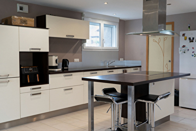 110 m² - 3 chambres - 2 terrasses sans vis-à-vis - cadre calme à 5 min de Morteau