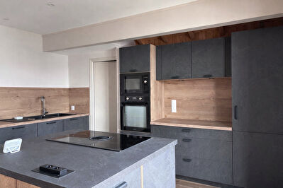 A LOUER Appartement rénové MEUBLÉ (chauffage compris) de 107 m2 à DOUBS