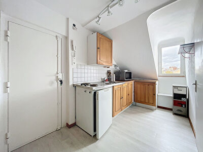 DIJON GARE : Type 2 meublé au dernier étage en bon état