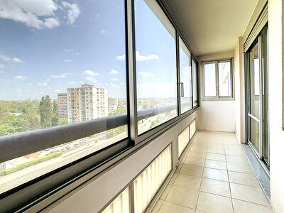 DIJON - TIRE PESSEAU :  Sympathique Type 3 avec 2 chambres avec loggia, parking, cave et cellier