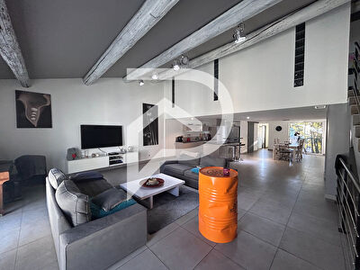 AIGUES MORTES INTRA MUROS -- APPARTEMENT DE 150M² - 3 chambres - une terrasse