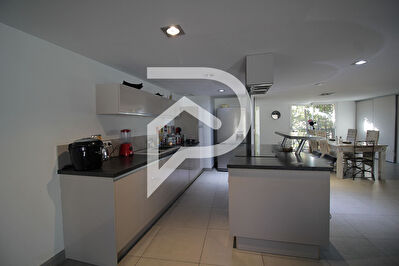 AIGUES MORTES  INTRA MUROS -- APPARTEMENT  DE 150M² - 3 chambres - une terrasse