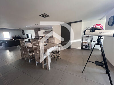 AIGUES MORTES  INTRA MUROS -- APPARTEMENT  DE 150M² - 3 chambres - une terrasse