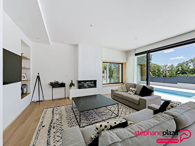 Maison contemporaine 2025 avec piscine et vue dégagée