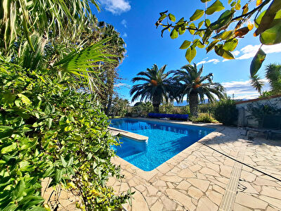 Perpignan SUD Villa 4 faces de Type 5 sur 4000m2 de terrain
