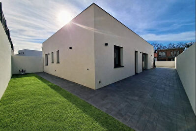 Perpignan, Villa plain pied 3 faces de Type 4 avec garage et jardin