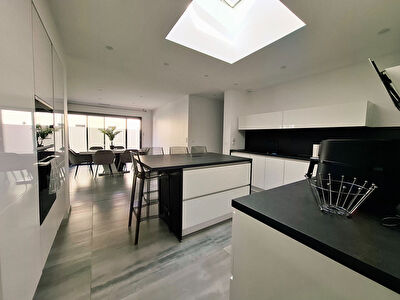 Perpignan, Villa plain pied 3 faces de Type 4 avec garage et jardin