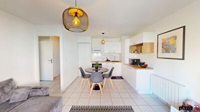Location T2 meublé + 1 place de stationnement privée.