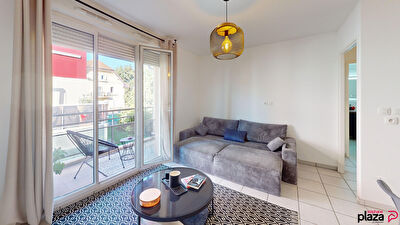 Location T2 meublé  + 1 place de stationnement privée.