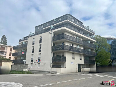T2 au pied du tram avec place de parking privative