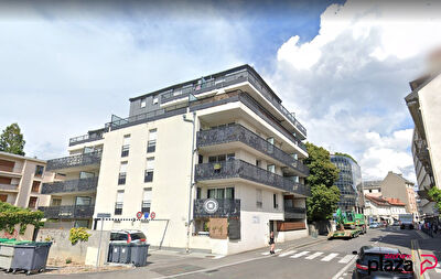 LOCATION PLACE DE PARKING AU PIED DU TRAM