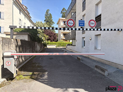 LOCATION PLACE DE PARKING AU PIED DU TRAM