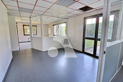 Local commercial de 728 m² avec revenus locatifs / Opportunité investisseur à Boissy-l'Aillerie BOISSY L AILLERIE photo 2