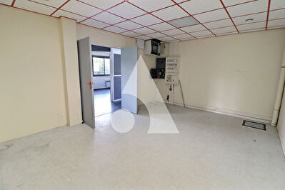 Local commercial de 728 m² avec revenus locatifs / Opportunité investisseur à Boissy-l'Aillerie BOISSY L AILLERIE photo 9