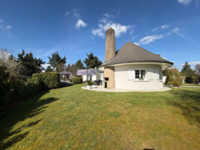 Maison individuelle 8 pièces environ 265 m² habitables sur 12,96 ares