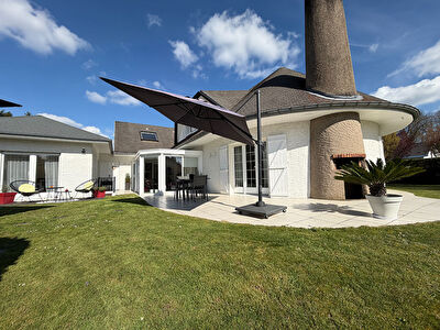 Maison individuelle 8 pièces environ 265 m² habitables sur 12,96 ares