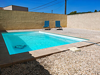 Plain-pied rénové avec piscine et panneaux solaires à 10minutes de Narbonne