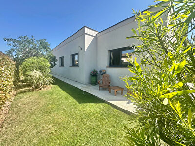 Villa contemporaine T4 plain pied avec piscine  à Ornaisons