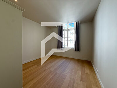 ANTIBES CENTRE-VILLE _ SUPERBE 3 PIÈCES DE 82,24 M² DANS UN IMMEUBLE HISTORIQUE RÉHABILITÉ