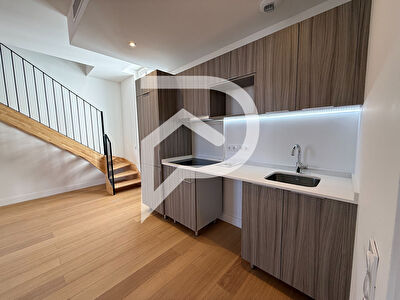 ANTIBES CENTRE-VILLE _ MAGNIFIQUE 3 PIÈCES EN DUPLEX DE 72,93 M² AU DERNIER ÉTAGE D'UN IMMEUBLE HISTORIQUE