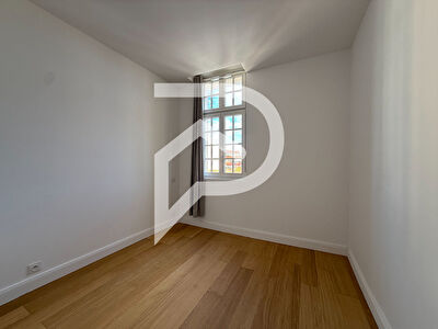 ANTIBES CENTRE-VILLE _ MAGNIFIQUE 3 PIÈCES EN DUPLEX DE 72,93 M² AU DERNIER ÉTAGE D'UN IMMEUBLE HISTORIQUE