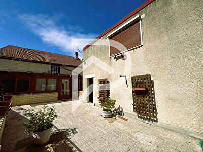 Secteur TAGNON - EXCLUSIVITE - A VENDRE - Maison de type 6 avec jardin, garages et dépendances !!