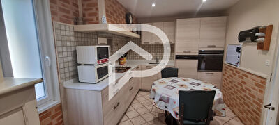Secteur TAGNON - EXCLUSIVITE - A VENDRE - Maison de type 6 avec jardin, garages et dépendances !!