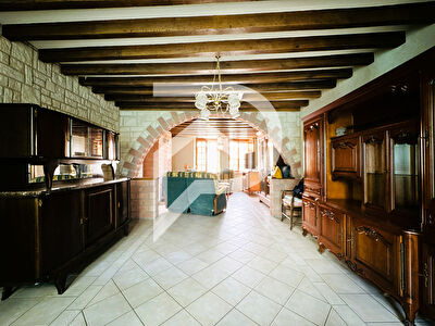 Secteur TAGNON - EXCLUSIVITE - A VENDRE - Maison de type 6 avec jardin, garages et dépendances !!