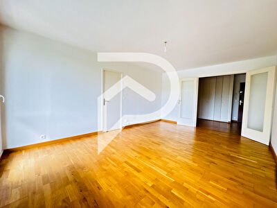 CORMONTREUIL - VIEUX CORMONTREUIL- Appartement de type 5 avec balcon et cave