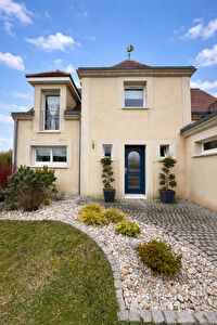LAVANNES - EXCLUSIVITE - A VENDRE - Maison de type 6 avec jardin et garage double