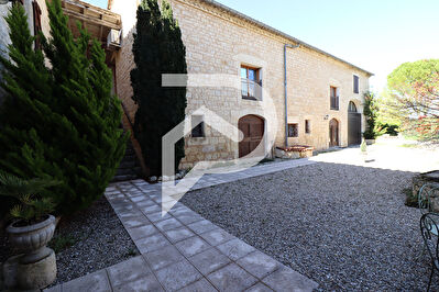 Propriété rénovée composée de 3 demeures, jardin et dépendances