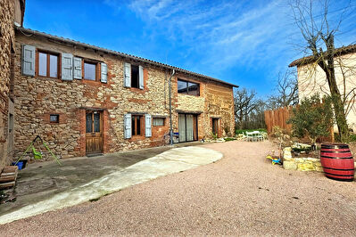 Authenticité et charme : Ancien corps de ferme rénové avec dépendances à Brens